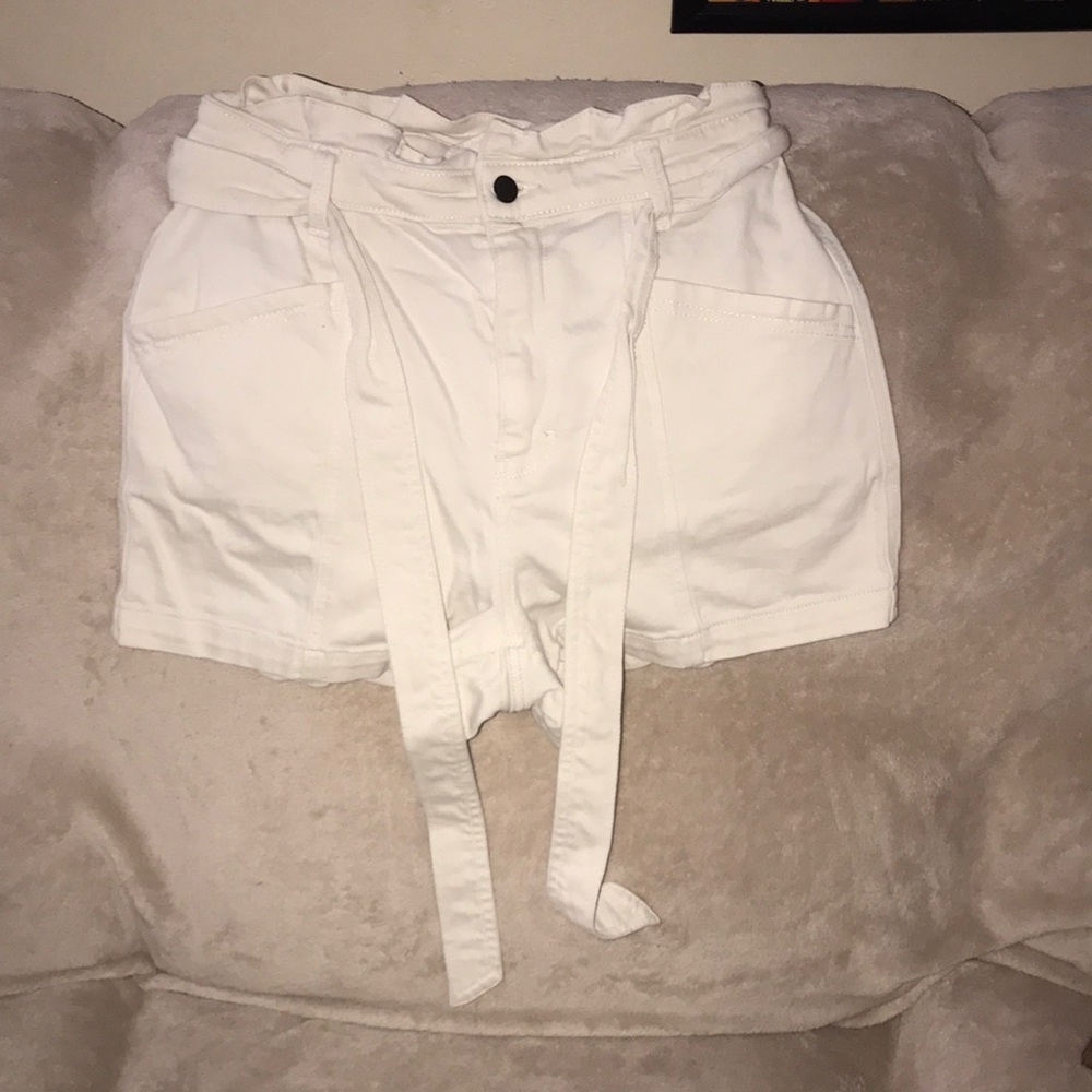 Universal Thread goods co. Size 8 off white shorts with waist tie 💕